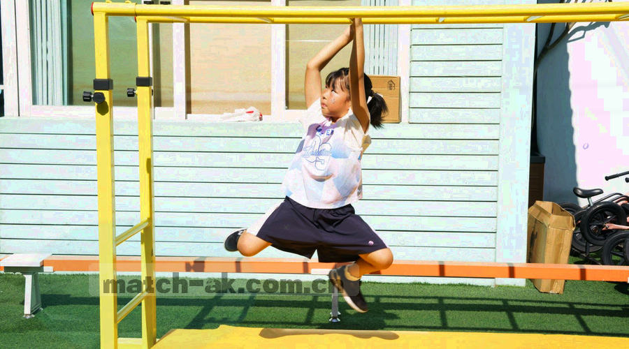 球员在球场上庆祝进球
